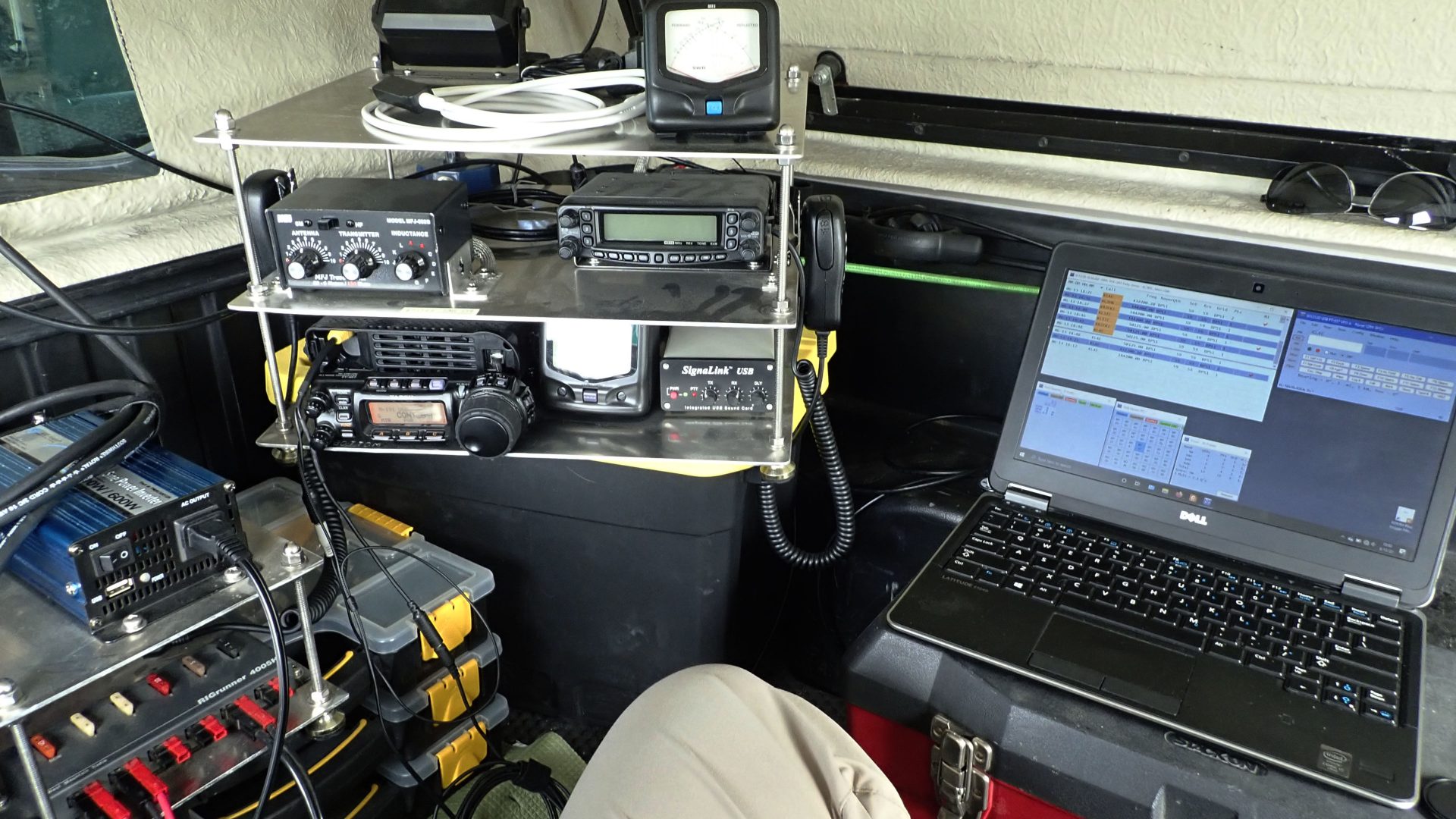 Mobile ham radio station in theq back of a truck
